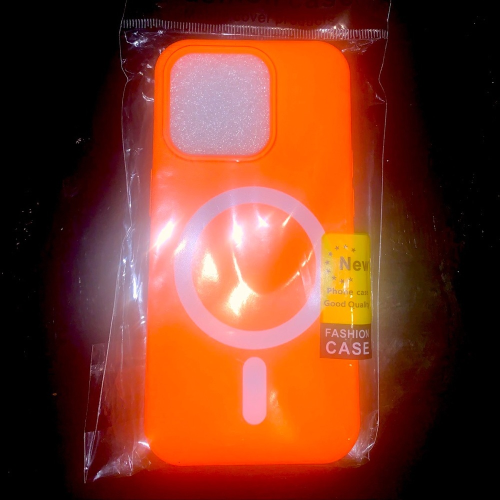 Juqqer Magnetic (MagSafe) IPhone 15 pro silicone case (Orange)